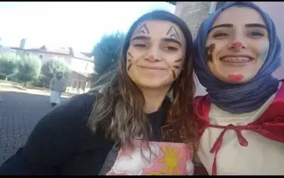 Bafralı Üniversite Öğrencisi Kübra Mutluluk Dağıtıyor 