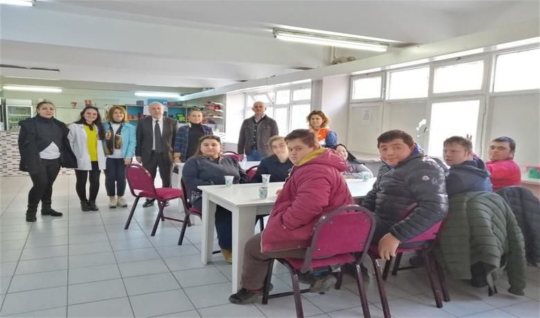 Osmanbeyli Özel EğitimOkulundan Cumhuriyet Ortaokuluna Ziyaret - Osmanbeyli Özel Eğitim Öğretmen ve öğrencileri yürütmüş oldukları eTwinning projeleri kapsamında Cumhuriyet Ortaokuluna ziyaret ettiler.