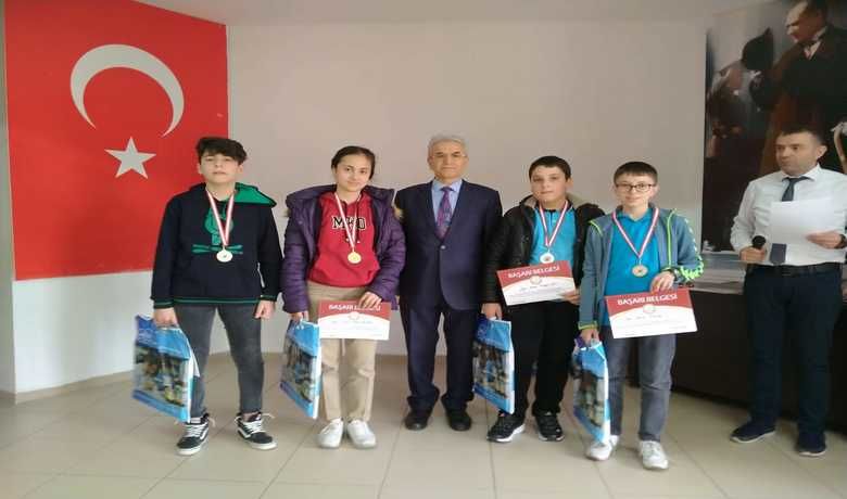 Bafra Atatürk Ortaokul Pentago’daSamsun'u Türkiye Finalinde Temsil Edecek - Bafra Atatürk Ortaokulu Samsun'da düzenlenen, Samsun Ulusal Akıl ve Zeka Oyunları il turnuvası Pentago yarışmasında Samsun il birincisi olarak Samsun'u Türkiye finallerinde temsil etme hakkı kazandı.