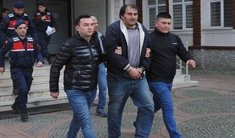 Boğazı Kesilen Kadının ŞüphelisiOlarak Oğlu Gözaltına Alındı - Samsun’un Bafra ilçesinde evinde boğazı kesilmiş bir vaziyette ölü bulunan kadının, şüpheli olarak oğlu gözaltına alındı.