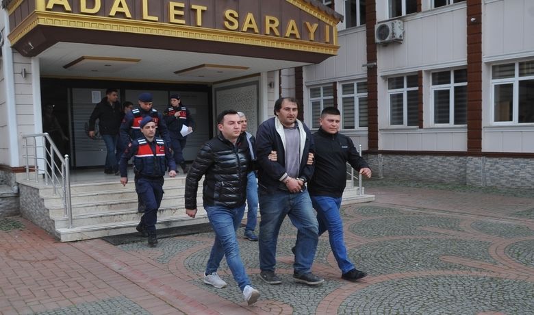 Boğazı Kesilen KadınınKatil Zanlısı Oğlu Tutuklandı - Samsun’un Bafra ilçesinde evinde boğazı kesilmiş bir halde ölü bulunan kadının, şüpheli olarak oğlu gözaltına alınan oğlu tutuklandı.