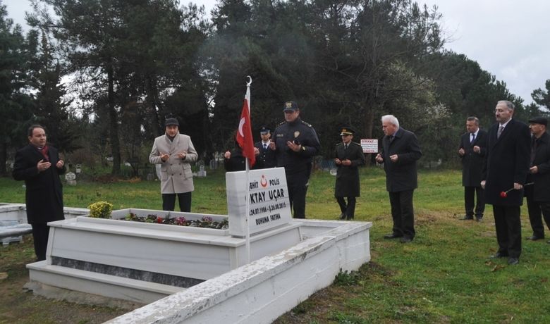 Şehitler Sade Bir Törenle Anıldı - Korona virüsü salgını dolayısıyla alınan tedbirler kapsamında 18 Mart Şehitleri Anma Günü ve Çanakkale Deniz Zaferi’nin 105. yıldönümü protokol tarafından anıta çelenk koyulması ve yapılan dua ile sade bir şekilde anıldı.
