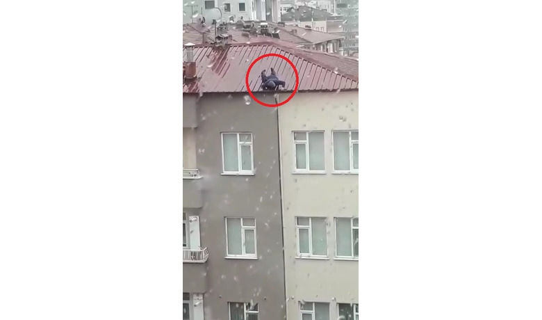 Çatıda Yürekleri Ağza Getiren An - Samsun’un Bafra ilçesinde hiçbir güvenlik önlemi olmadan 5 katlı binanın çatı katında yağmur suyu giderini tamir eden vatandaş yürekleri ağza getirdi.