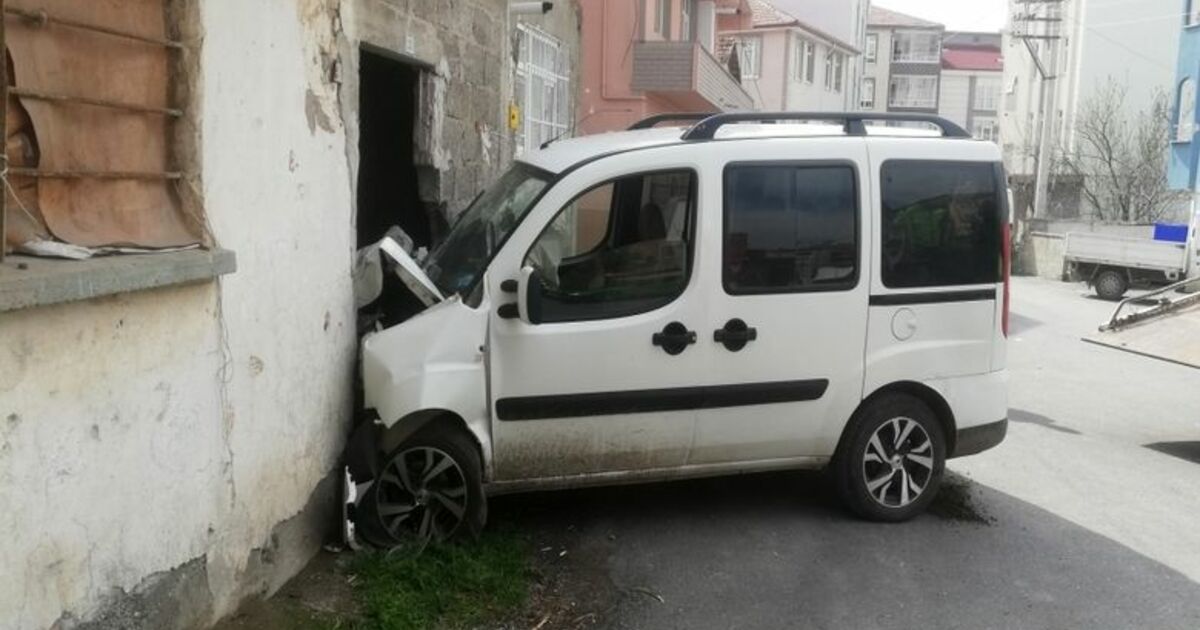 Direksiyon Başında Şeker Komasına Giren Yaşlı Adam Duvara Çarptı
