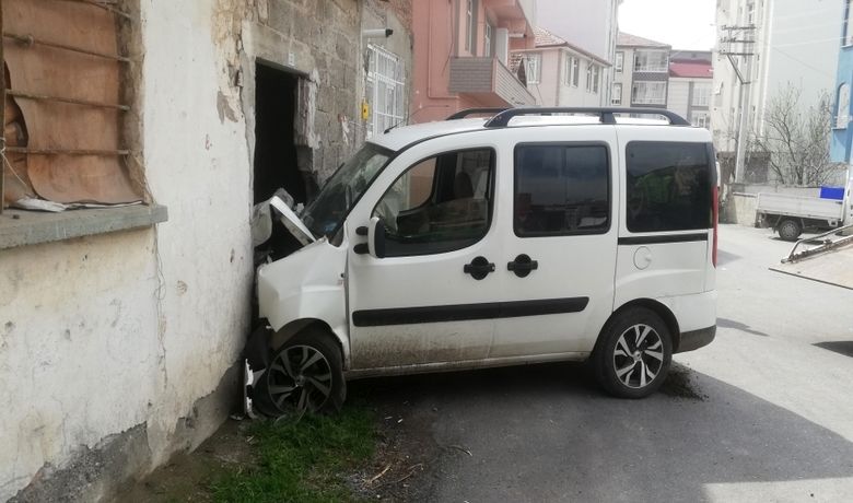 Direksiyon Başında Şeker KomasınaGiren Yaşlı Adam Duvara Çarptı - Samsun’un Bafra ilçesinde direksiyon başında şeker komasına giren yaşlı adam duvara çarptı. Kazada yaralanan sürücüsü hastaneye kaldırıldı.