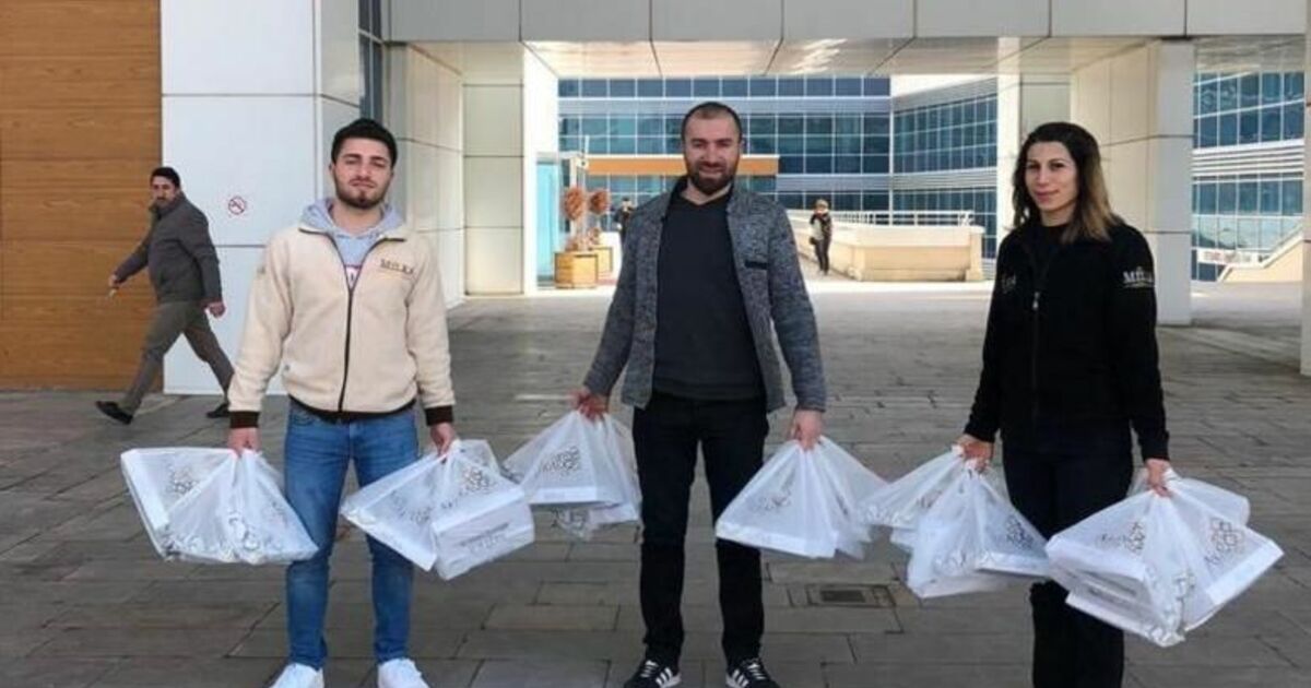 Bafralı İş Adamından Sağlık Çalışanlarına Tatlı İkramı
