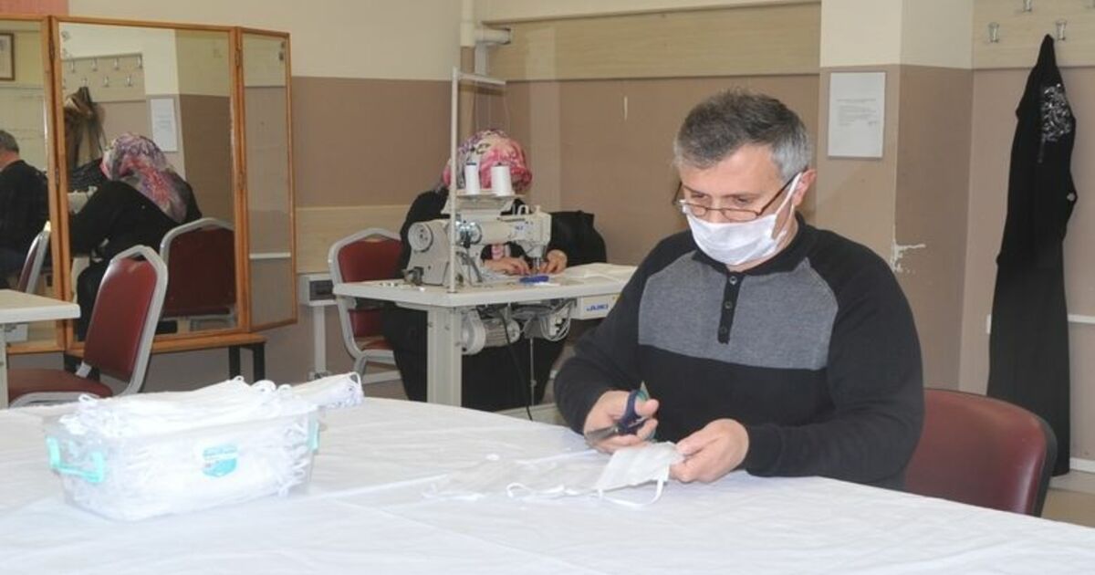 Gönüllü Öğretmenler, Okulda Ürettikleri Maskelerle Korona Virüsüyle Mücadeleye Destek Veriyor