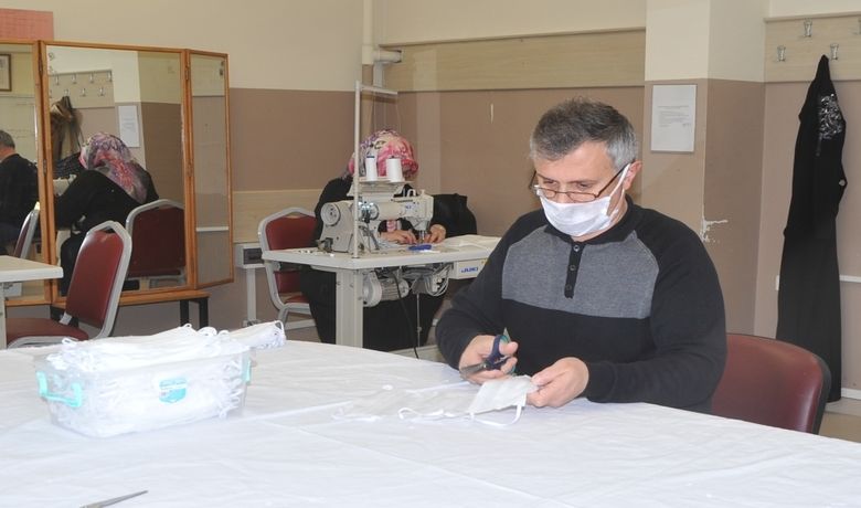Gönüllü Öğretmenler, Okulda Ürettikleri MaskelerleKorona Virüsüyle Mücadeleye Destek Veriyor - Samsun Bafra Hasan Çakın Mesleki ve Teknik Anadolu Lisesi idareci ve öğretmenleri okulda ürettikleri maskelerle korona virüs ile mücadeleye destek veriyor.