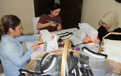 Hastanede Şırınga Tutan Eller Nöbet Sonrası Koruyucu Siperlik Dikiyor Türk Sağlık Sen Üyesi Sağlık Çalışanları Meslektaşları İçin Koruyucu Siperlik Üretiyor