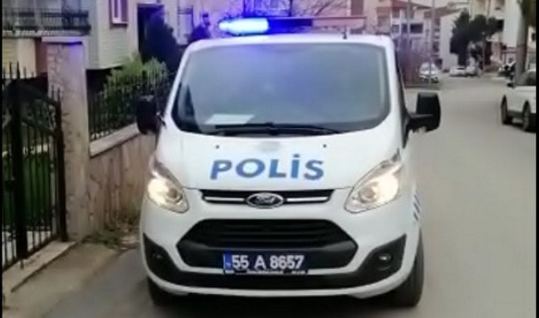 Polis Vatandaşları Anonsla Uyardı - Samsun’un Bafra ilçesinde yeni tip koronavirüs (Covid-19) önlemleri kapsamında ilçe merkezinde devriye görevi yapan polis ekipleri, 'Evde kal' çağrısı yapıyor.