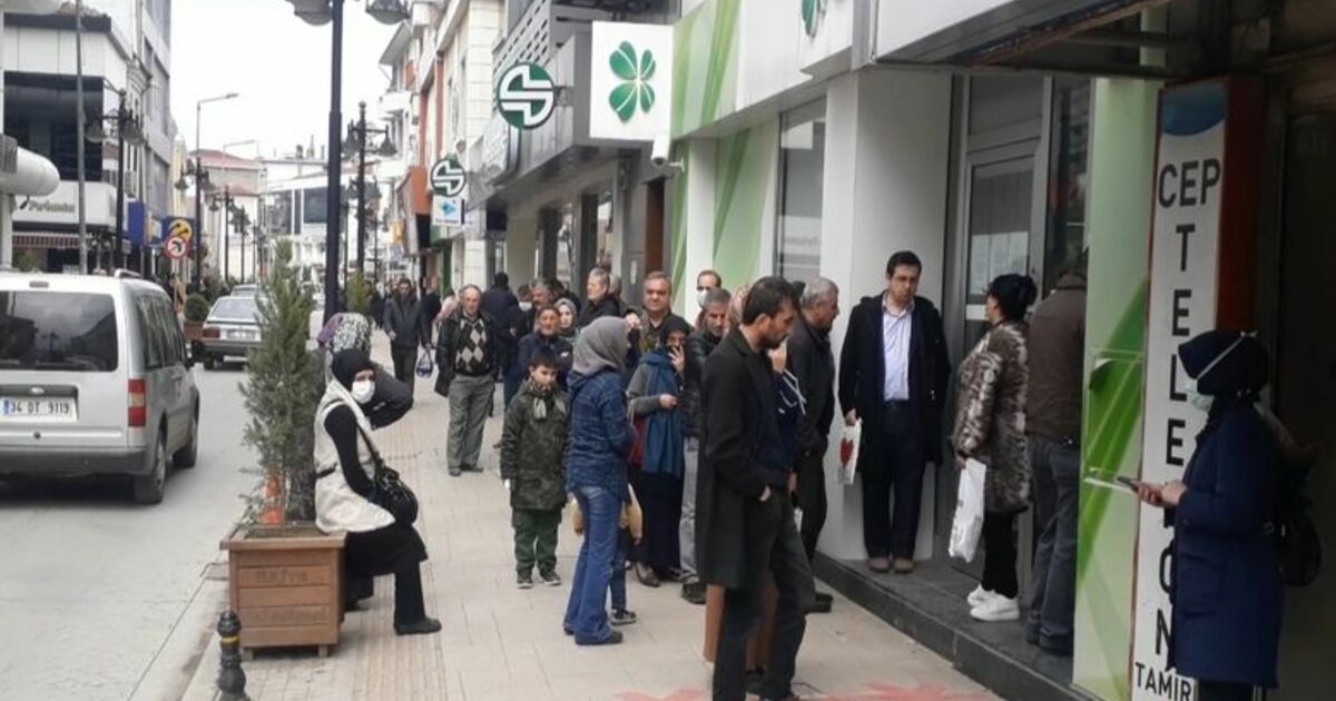 Bafra'da Banka Önlerindeki Kuyruklar Önlenemiyor!