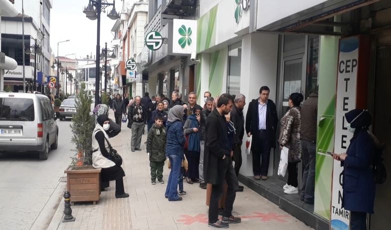 Bafra'da Banka Önlerindeki Kuyruklar Önlenemiyor! - Bafra’da çeşitli banka ve PTT şubelerinin önünde metrelerce kuyruk oluştu. Vatandaşların sosyal mesafe uyarısına uymaması dikkat çekti. 