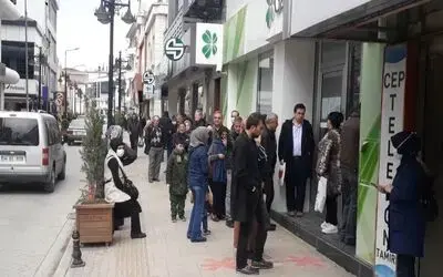 Bafra'da Banka Önlerindeki Kuyruklar Önlenemiyor!