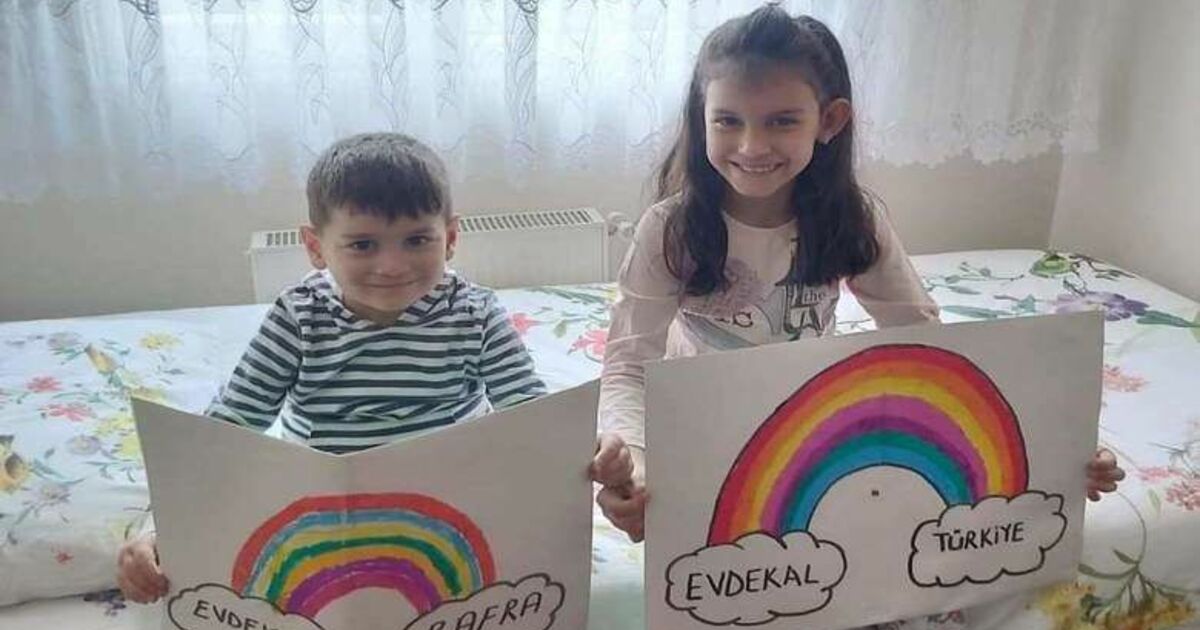 Bafra’da Minik Kardeşlerden 'Evde Kal' Çağrısı