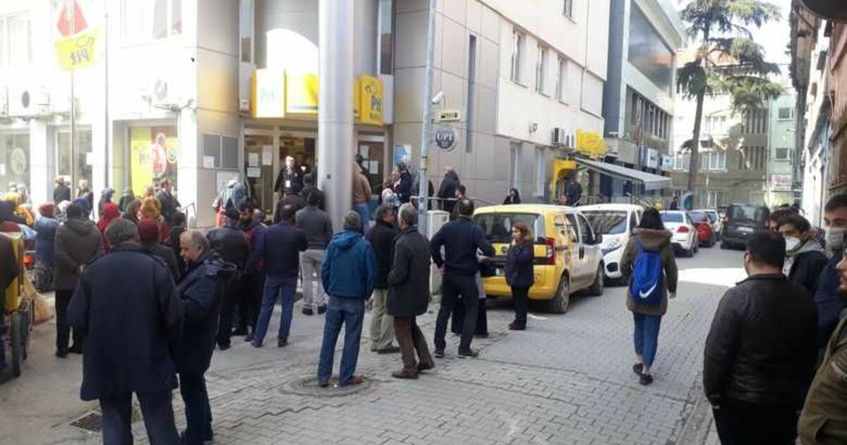 Bafra’da Ptt Önündeki Kalabalık Sosyal Mesafeye Uymadı