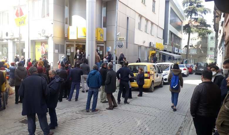 Bafra’da Ptt ÖnündekiKalabalık Sosyal Mesafeye Uymadı - Bafra’da PTT önünde kuyruk uluşturan vatandaşlar korona virüse karşı sosyal mesafe kurallarına uymadı.