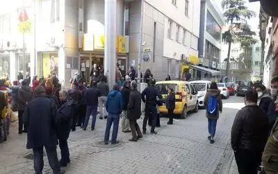 Bafra’da Ptt Önündeki Kalabalık Sosyal Mesafeye Uymadı