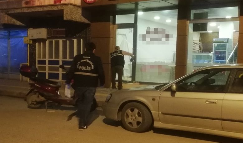 İş Yerinin Camını KıranAlkollü Şahıs Gözaltına Alındı - Samsun’un Bafra ilçesinde bir iş yerinin camını kıran alkollü şahıs, polis ekiplerince yakalanarak gözaltına alındı.
