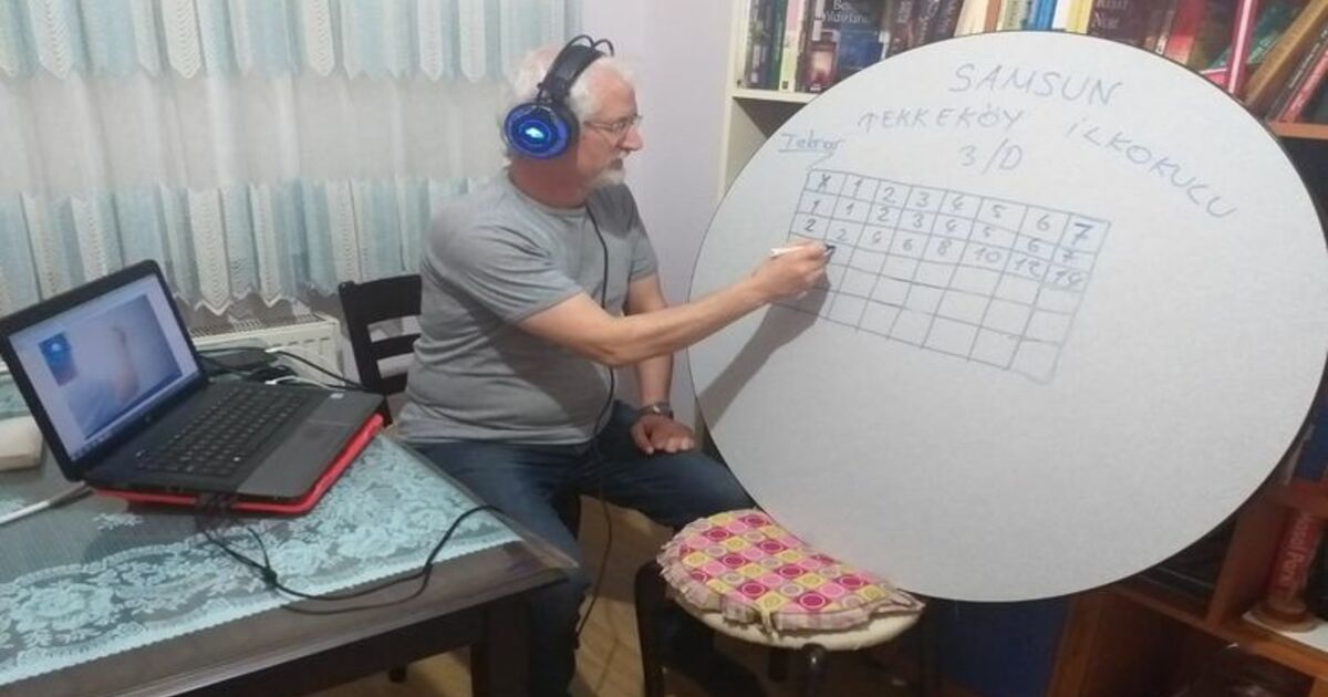 Samsun’da Yer Sofrasından, Buzdolabına Eğitimde Sınır Yok Samsun’da Öğretmenler Yer Sofrası Ve Buzdolabını Tahta Olarak Kullanıyor Yer Sofrasında Çarpım Tablosu Buzdolabında İngilizce Dersi