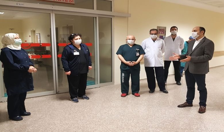 Sağlık Müdürü Oruç: "Sağlık ÇalışanlarıKahramanca Bir Hizmet Sunmaya Devam Ediyor" - Bafra Devlet Hastanesi'nde korona virüsü (Kovid-19) hastalarının tedavi ve takiplerini sürdüren sağlık çalışanları ile bir araya gelen Samsun İl Sağlık Müdürü Dr. Öğr. Üyesi Muhammet Ali Oruç, "Samsun sağlık camiasının yaşanan zorlu koşullara rağmen dimdik ayaktadır. Tüm vatandaşların evde kalıp, gerekmedikçe sokağa çıkmayarak, sağlık çalışanlarının özverisine karşılık vermesi gerekiyor. Kovid-19 hastalığıyla mücadelede herkesin yanımızda olmasını bekliyoruz" dedi.
