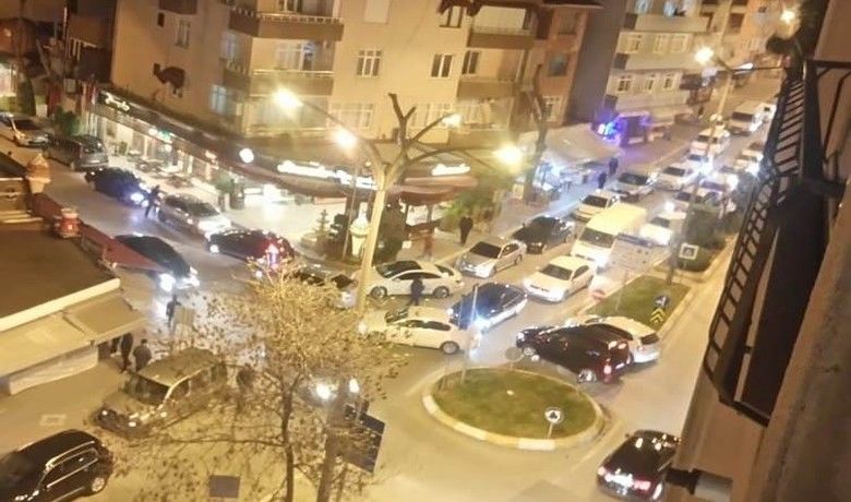 Sokağa Çıkma Yasağını Duyan Alışverişe Koştu - Samsun’un Bafra ilçesinde 48 saat sokağa çıkma yasağı duyan vatandaşlar market ve bakkallara hücum etti.