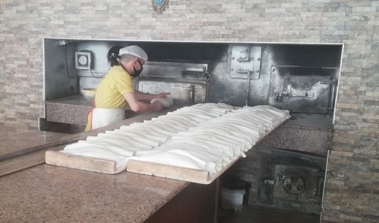 Hayrısever Fırıncı Bedava Ekmek Dağıtımı - İçişleri Bakanlığınca 30 büyükşehir ve Zonguldak’ta 2 gün süreyle il sınırları içinde sokağa çıkma yasağı başladı. Bakanlık tarafından yayımlanan genelgede ekmek üretiminin yapıldığı fırın ve unlu mamul ruhsatlı iş yerlerinin vatandaşların taleplerini karşılamak için ekmek çıkartıyor.