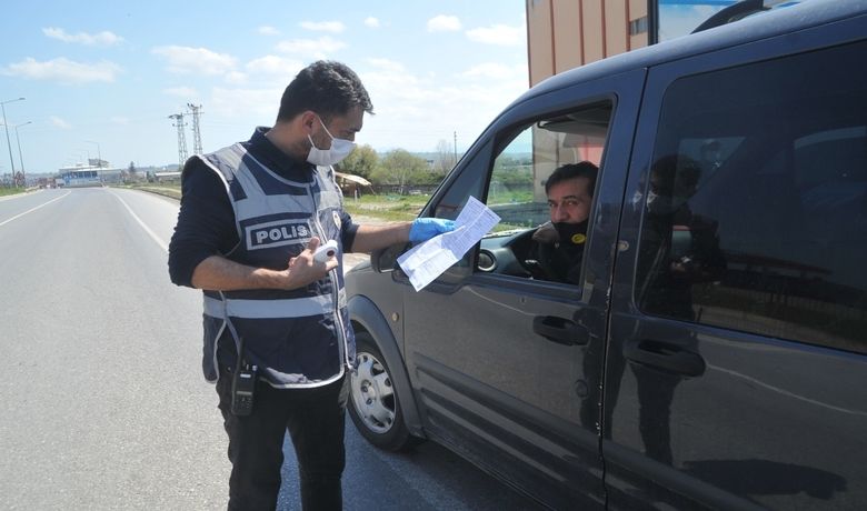 Uygulama Noktasında Sürücülerin Ateşleri Ölçüldü - Samsun’un Bafra ilçesinde, korona virüs önlemleri kapsamında Sinop-Samsun yolunda yapılan uygulamalarda, sürücülerin ve yolcuların ateşi ölçülerek, izin belgelerine bakılarak bilgilendirme yapıldı.
