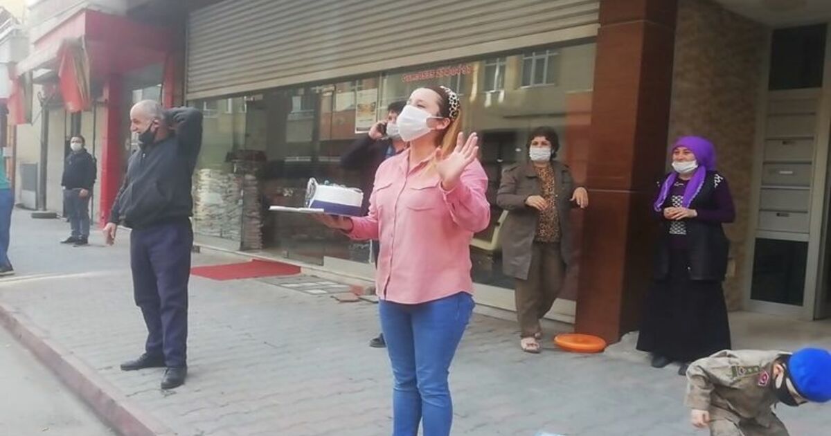 Polisler Bıçaklı Kavgaya Gittiler, Pastayla Karşılandılar