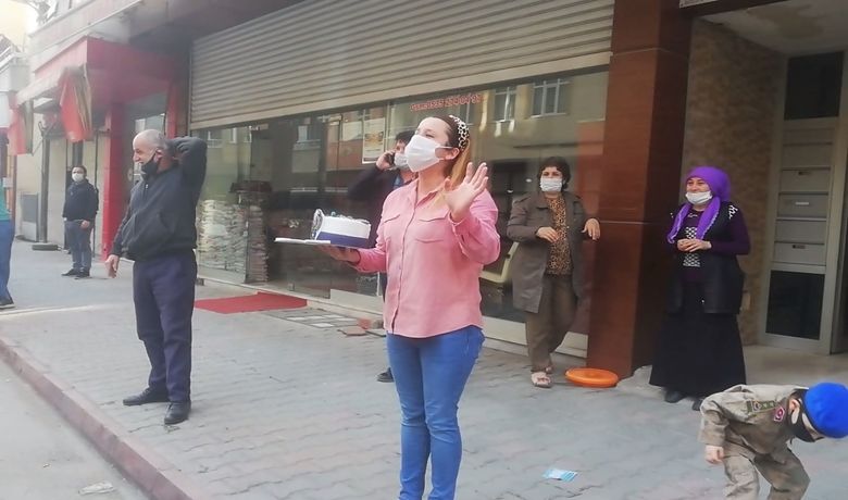 Polisler Bıçaklı KavgayaGittiler, Pastayla Karşılandılar - Samsun’un Bafra ilçesinde bıçaklı kavga ihbarına giden polisler, yaş pastayla karşılandılar.