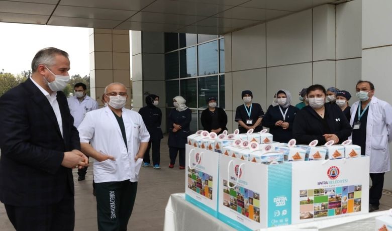 Başkan Kılıç’tan Sağlıkçılara 'Nokul' - Bafra Belediye Başkanı Hamit Kılıç, korona virüsü ile mücadele eden sağlık çalışanlarına moral vermek adına ilçenin meşhur lezzeti olan 'Bafra nokulu' ikram etti.