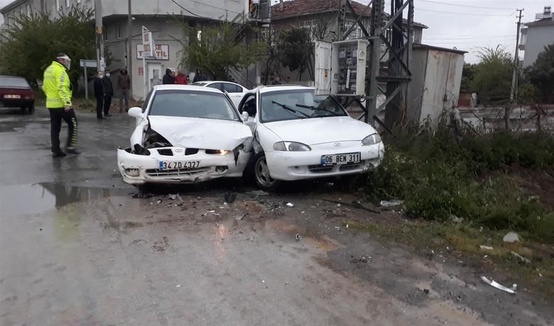 Bafra’da Trafik Kazası 4 Yaralı - Samsun'un Bafra ilçesinde 2 otomobilin çarpışması sonucu meydana gelen trafik kazasında 4 kişi yaralandı.