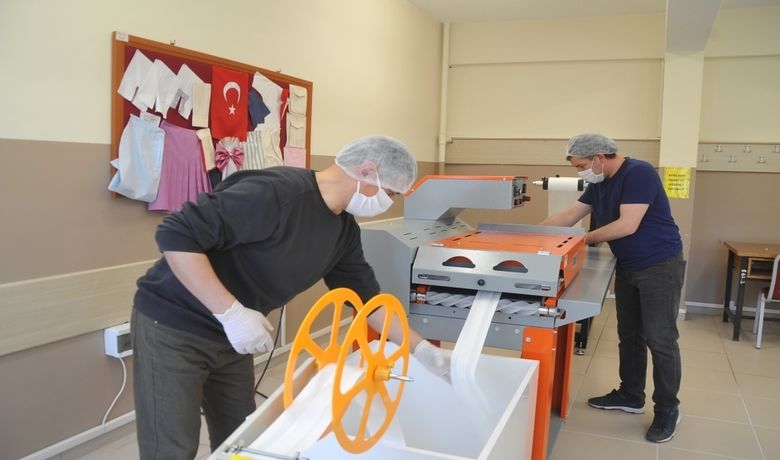 Meslek Lisesi Seri Maske Üretimine Geçti - Milli Eğitim Bakanlığınca başlatılan çalışmalar doğrultusunda Bafra Hasan Çakın Mesleki ve Teknik Anadolu Lisesinde öğretmenler, "otomatik 3 katlı ultrasonik cerrahi maske makinesi" ile kamu kurumlarına destek oluyor.