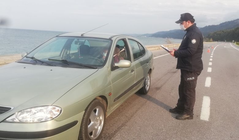 Samsun-sinop İl Sınırında Denetimler Sürüyor - 30 büyükşehirde giriş çıkışların 15 gün uzatılmasıyla Samsun-Sinop karayolunda jandarma ve polis ekiplerince oluşturulan kontrol noktasında araç giriş çıkışlarının sıkı denetimi sürüyor.
