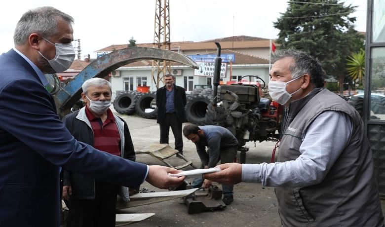 Başkan Hamit Kılıç Sanayi SitelerindeVe Sebze Halinde Maske Dağıttı - Bafra Belediye Başkanı Hamit Kılıç, ilçedeki Büyük Sanayi Sitesi, Kızılırmak Sanayi Sitesi ile Sebze ve Meyve Hali esnafına maske dağıttı.