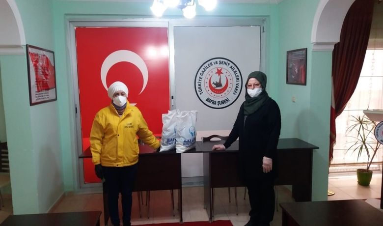 Dernekten Maske Desteği - Korona virüsle mücadele kapsamında kurulan Vefa Sosyal Destek Grubu'nda çalışmalarını sürdüren Bafra Umut Derneği ,Türkiye Gaziler ve Şehit Aileleri Vakfı Bafra Şubesi'ne maske desteğinde bulundu.