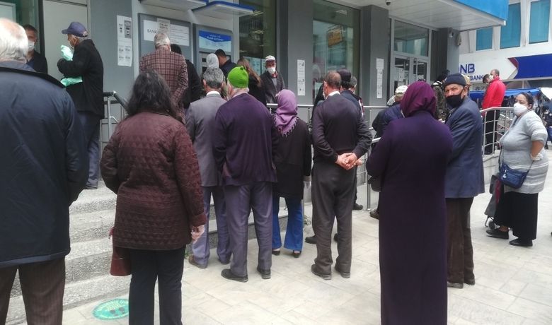 Sokağa Çıkma Yasağı SonaErdi, Vatandaş Yine Bildiğini Okudu - Samsun’un Bafra ilçesinde, korona virüs tedbirleri kapsamında uygulanan sokağa çıkma yasağının sona ermesinin ardından semt pazarları ve banka önleri insanlarla doldu.