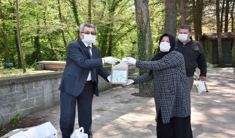 'Organik Köy’e 'Organik' Destek - Samsun Büyükşehir Belediyesi, 'Organik Ürünler Pazarı' olarak büyük ün kazanan Sürmeli Mahallesi'ndeki üreticilere 'organik ilaç' ve ‘gübre’ desteğinde bulundu.