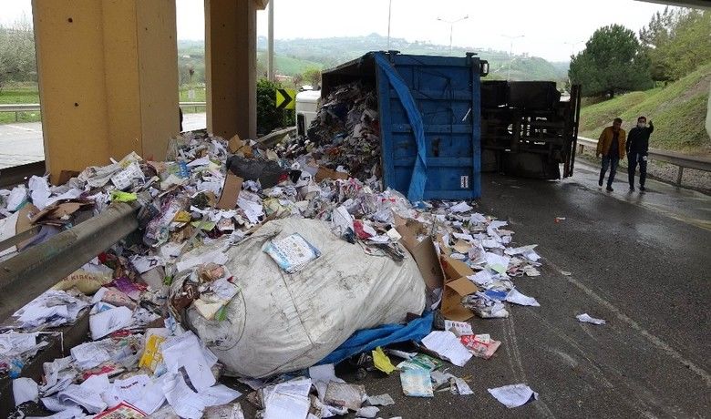 Samsun'da Kağıt yüklü kamyon devrildi: 1 yaralı
