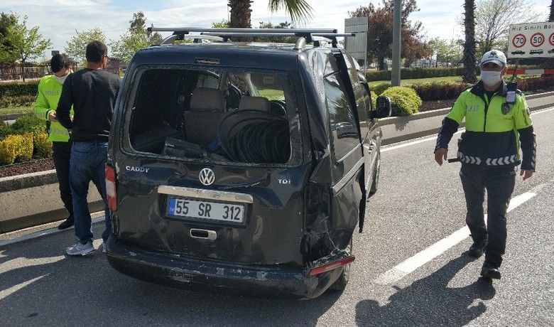 Samsun’da hafif ticari araçlaotomobil çarpıştı: 1 yaralı - Samsun’da hafif ticari araç ile otomobilin çarpıştığı trafik kazasından 1 kişi yaralandı.