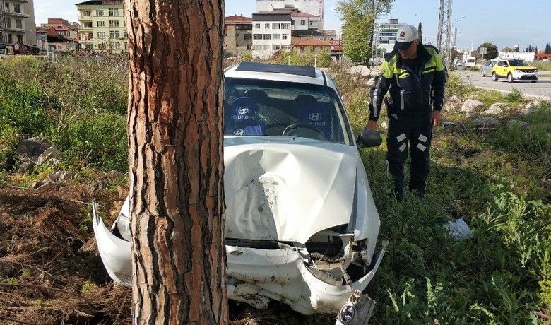 Samsun’da direksiyonu kilitlenen otomobilağaca çarptı: 1 yaralı - Samsun’da direksiyonu kilitlenen otomobilin yoldan çıkıp ağaca çarpması sonucu meydana gelen trafik kazasında 1 kişi yaralandı.