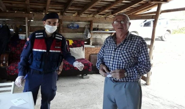 Kaymakam Zaman: “Yeter ki sizlerevinizde kalın, biz ayağınıza geliriz” - Alaçam Kaymakamlığı tarafından uygulamaya konulan “Vefa Sosyal Destek Grubu” korona virüs tedbirleri kapsamında 65 yaş ve üstü kronik hastalığı olan vatandaşların taleplerini vakit geçirmeden karşılıyorlar.