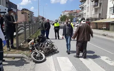 Otomobilin Çarptığı Motosiklet Kontrolden Çıktı: 2 Yaralı
