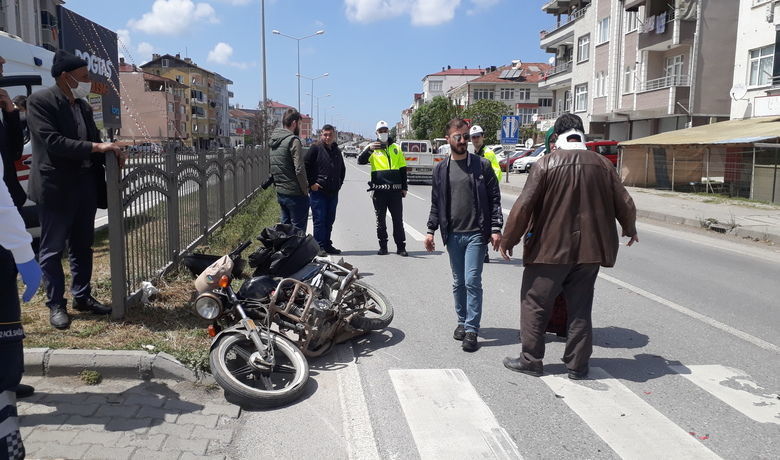 Otomobilin Çarptığı Motosiklet Kontrolden Çıktı: 2 Yaralı