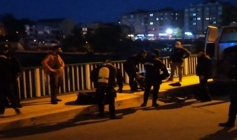 Köprüden Yeşilırmak’a atlayan genç kayboldu - Samsun’un Çarşamba ilçesinde bir genç köprüden Yeşilırmak Nehri’ne atladı. Debisi yüksek olan ırmakta genç kayboldu.