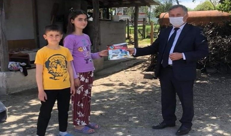 Müdürden öğrencilere deneme test kitabı
 - Alaçam İlçe Milli Eğitim Müdürü Sezai Tural, sosyal mesafe kurallarına dikkat ederek taşımalı gelen öğrencileri evlerinde ziyaret ederek deneme test kitapları verdi.