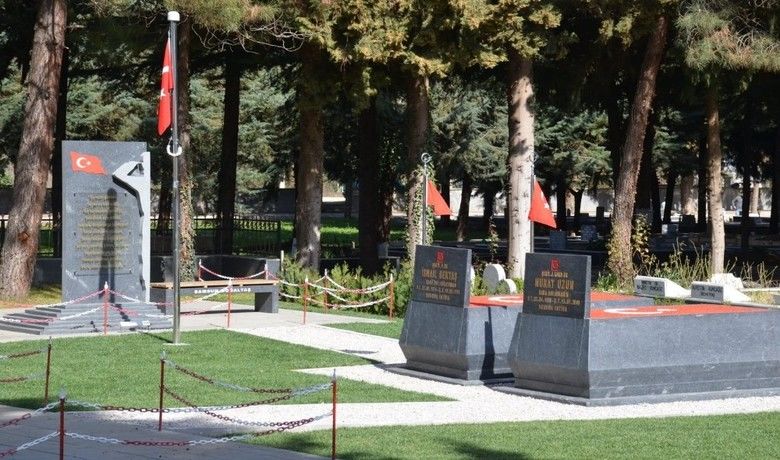 Samsun Büyükşehir’den şehitlere vefa
 - Samsun Büyükşehir Belediyesi Doğaltaş Elemanları Üretim Tesisi’nde şehitler için yapılan mezar ve anıt taşlar yerlerine konuldu.