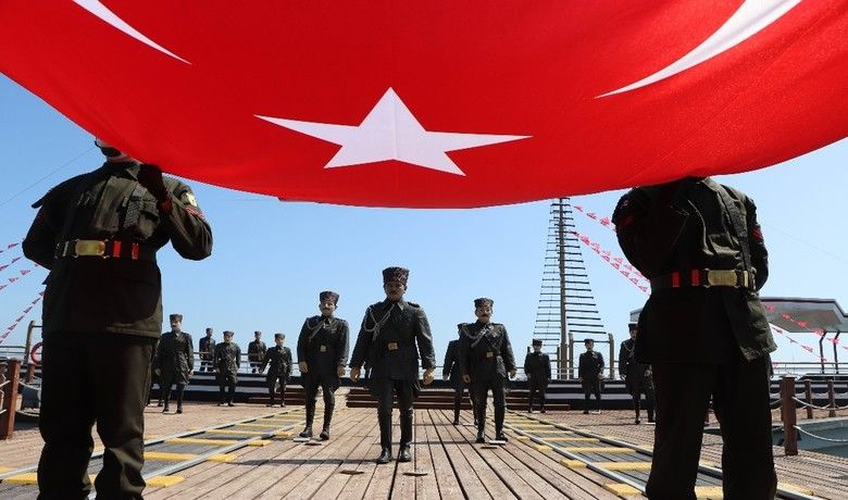 Atatürk’ü temsil eden bayrak karaya çıkarıldı
