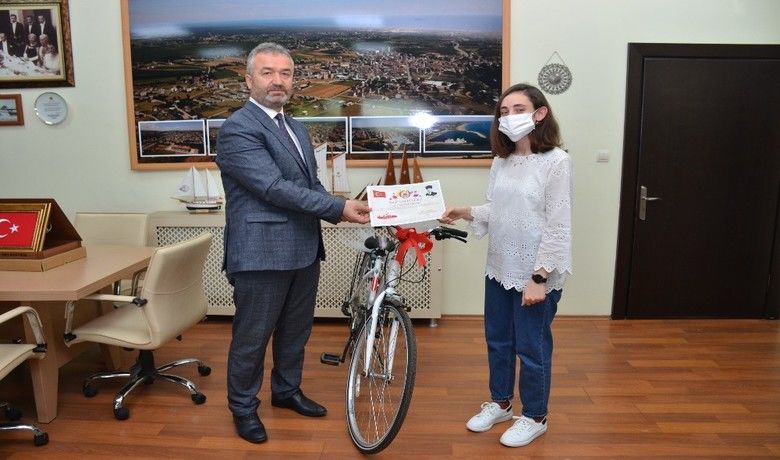 19 Mayıs’ta ödüller sahiplerini buldu - 19 Mayıs Belediyesi, 19 Mayıs Atatürk’ü Anma, Gençlik ve Spor Bayramı dolayısıyla düzenlediği kompozisyon yarışmasında dereceye giren öğrencilere ödüllerini teslim etti.