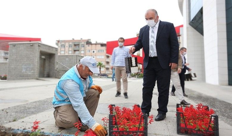 Başkan Sandıkçı belediyepersonelinin bayramını kutladı - Canik Belediye Başkanı İbrahim Sandıkçı, Ramazan Bayramı öncesi son mesai günü belediye çalışanlarıyla bayramlaştı. Bayramlaşma töreninde konuşan Sandıkçı, “Hep birlikte geleceğin incisi Canik ilçemize kaliteli hizmet anlayışı ile çalışmalarımızı sürdürüyoruz” dedi.