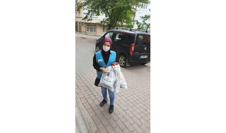 Bayrama da anlam katıyorlar
 - Hayata Anlam Katanlar Derneği Samsun’da binlerce çocuğun bayramlıklarını kapılarına kadar götürerek, yüzlerini güldürmeye devam ediyor.